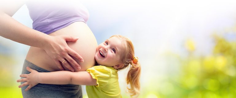 Physiotherapy during pregancy - Pregnant woman with young daughter